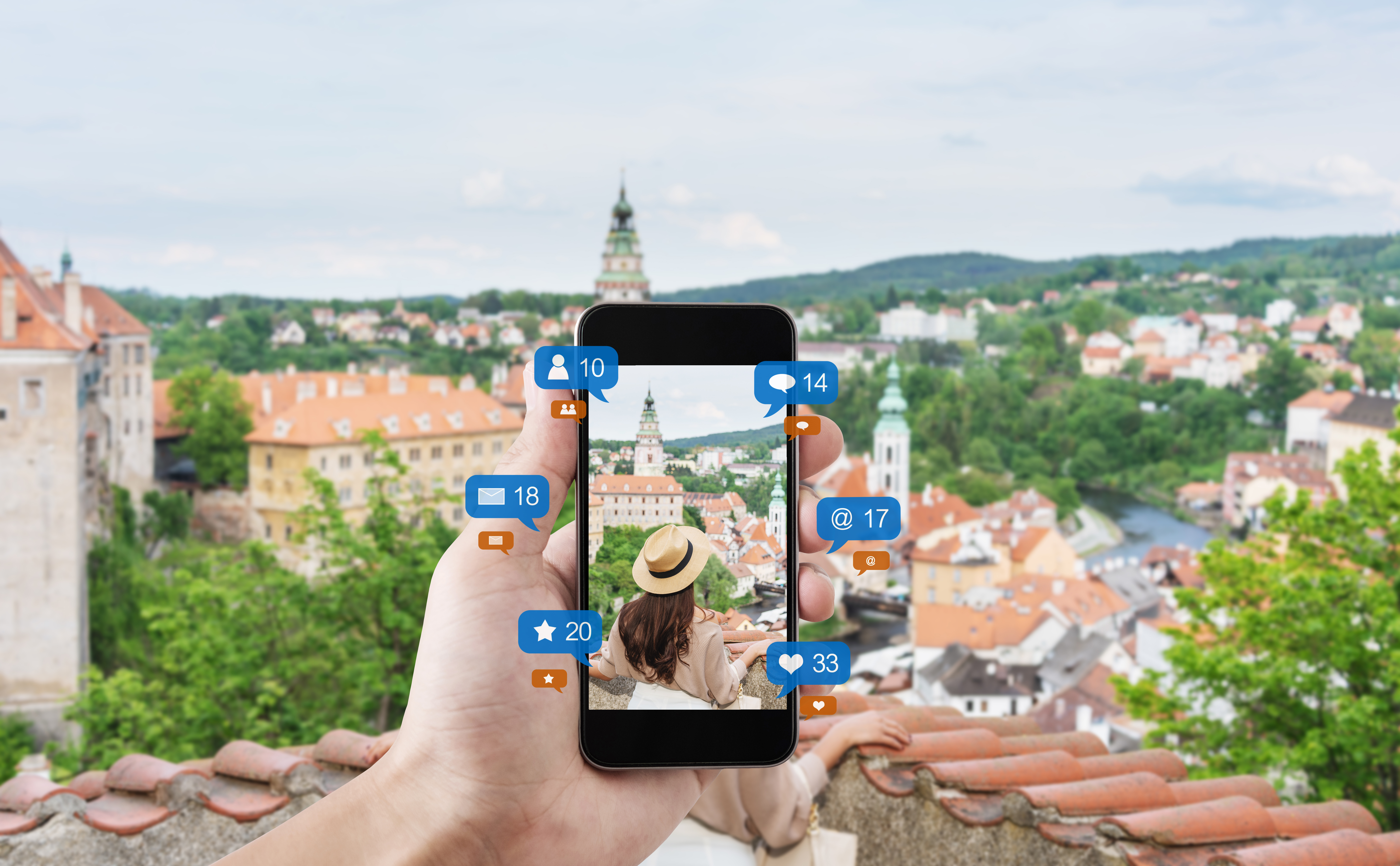 מלכודת תיירים: הטמעת מסרים שכנועים בקבוצות תיירות פנים בפייסבוק