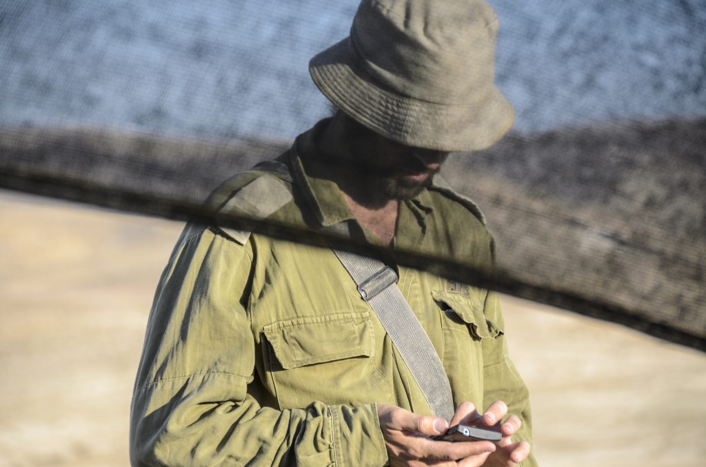 'החייל אינו זמין כעת': טירונות צבאית, מוסדות טוטליים והטלפון הסלולרי